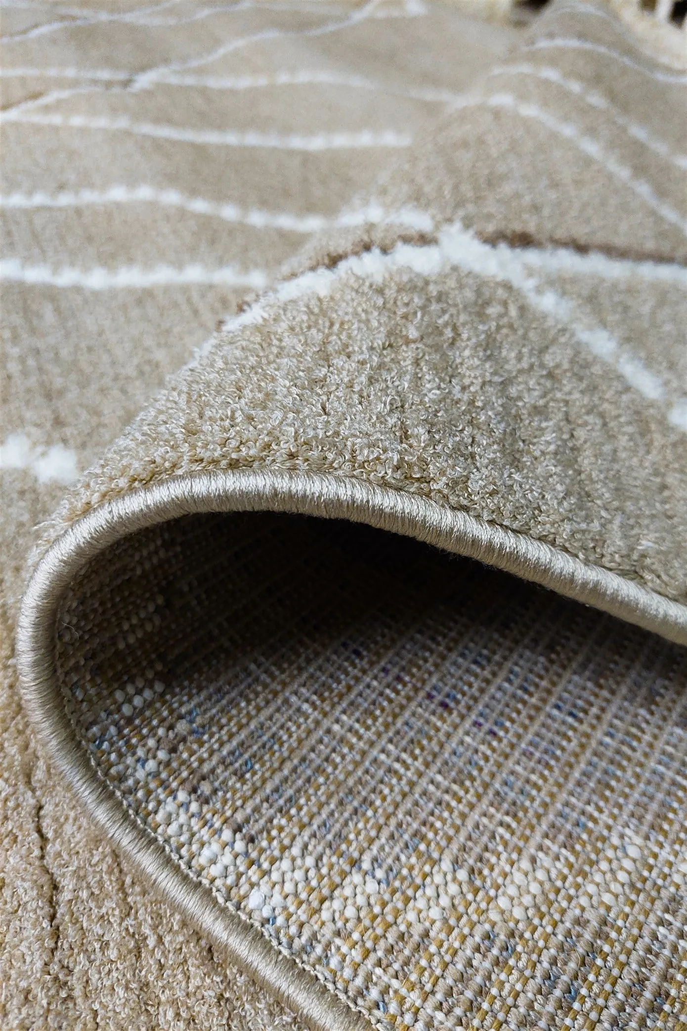bej-beyaz-renkli-soft-iskandinav-pelus-dokulu-makine-halisi-693-3.webp