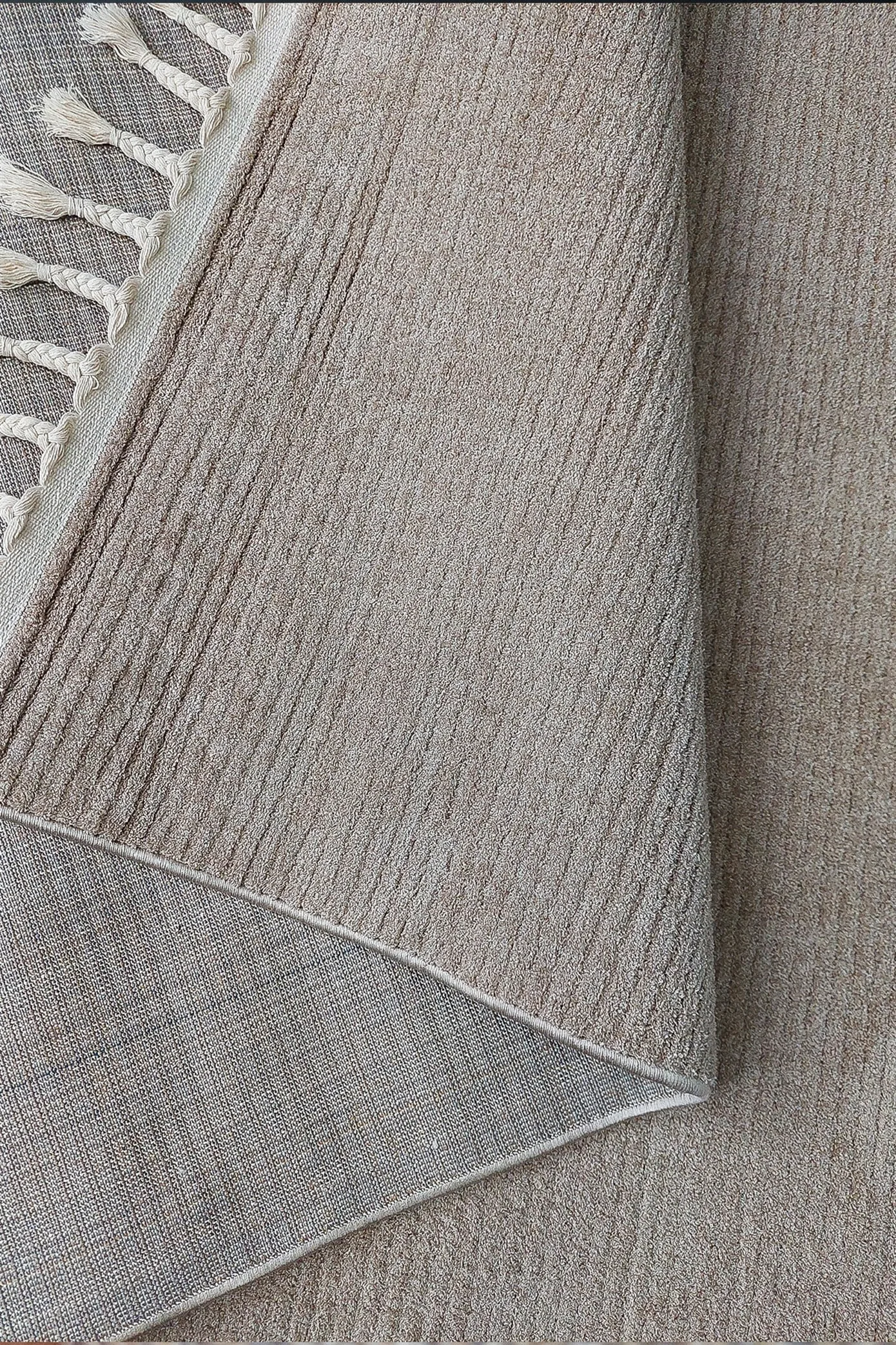 bej-renkli-soft-iskandinav-pelus-dokulu-makine-halisi-664-3.webp